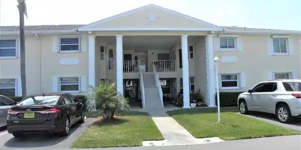 625 W Lake Jasmine Circle