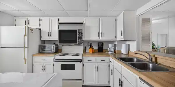 Image 3: Kitchen