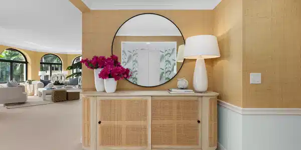 Image 4: Foyer