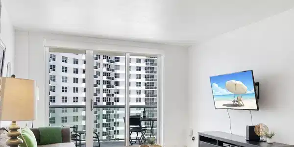Image 4: living2
