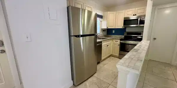 Image 2: 3
