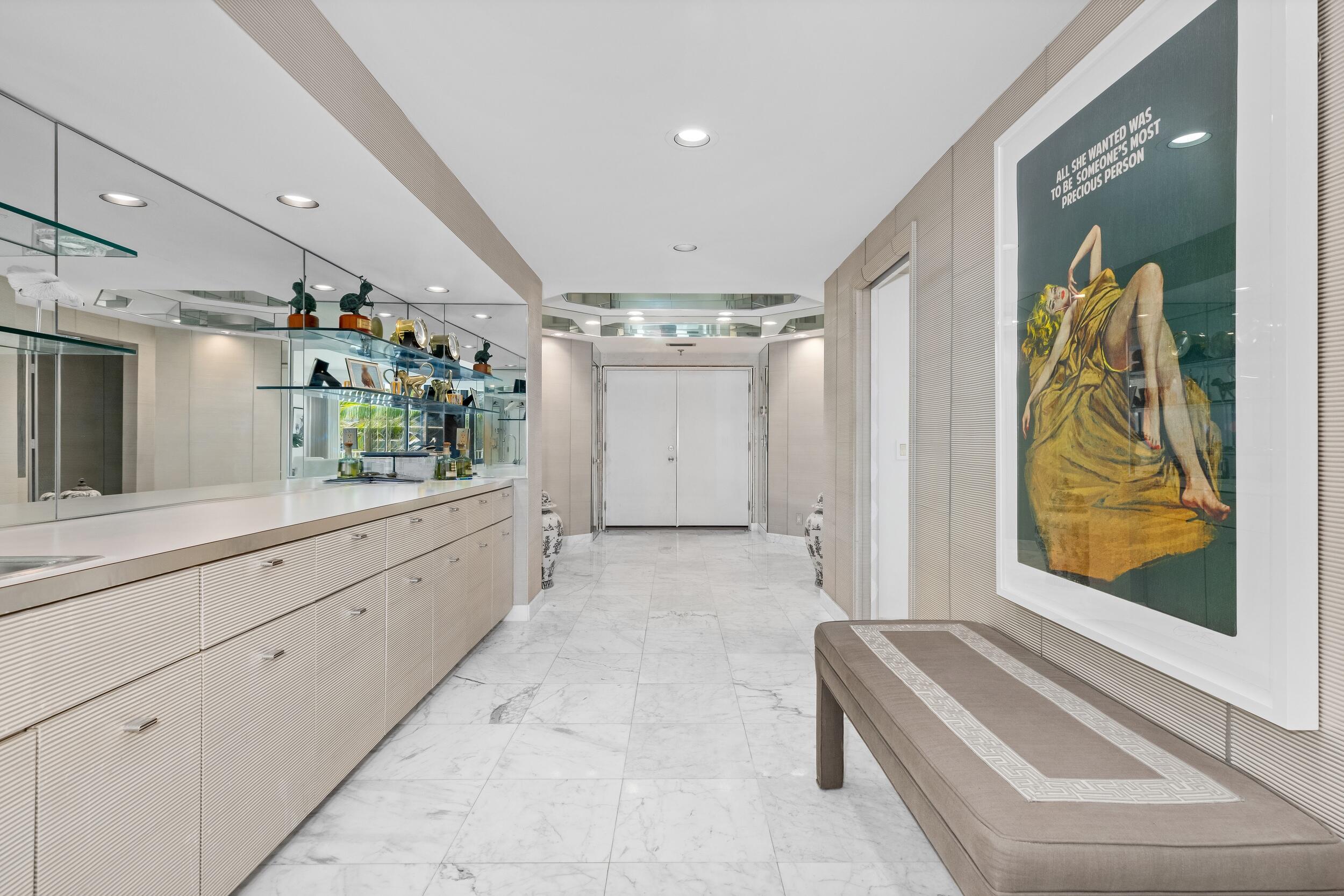 Image 4: Foyer
