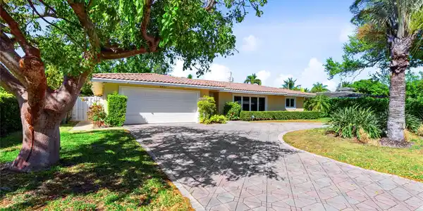 2231 NE 34th Ct