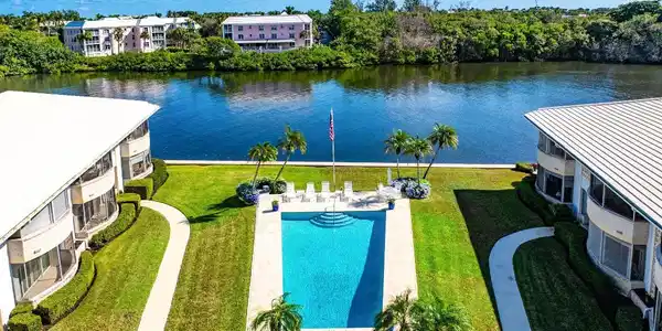 725 Palm Trail