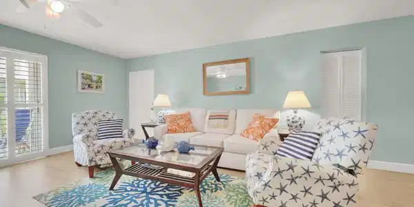 Image 3: Coastal Living room w/acess to patio