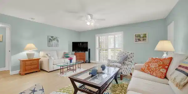 Image 4: Light & Bright Main Living Area