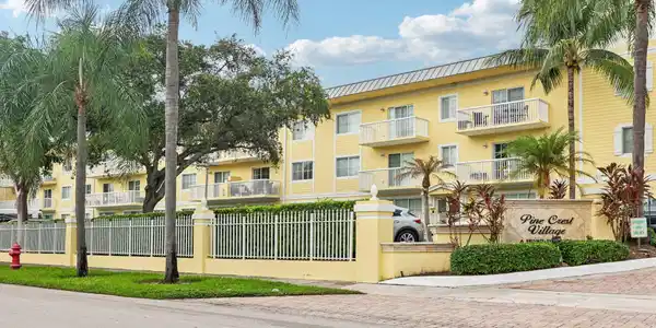 Image 2: 3-web-or-mls-NE 15th Ave 138-S1009-003
