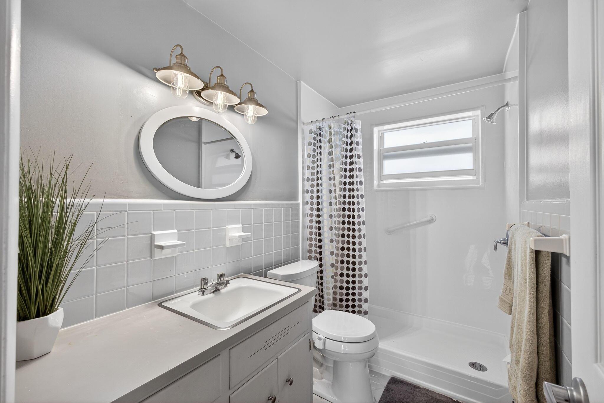Image 2: Bathroom Photo #1