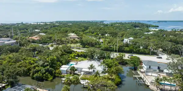 649 E Causeway Boulevard