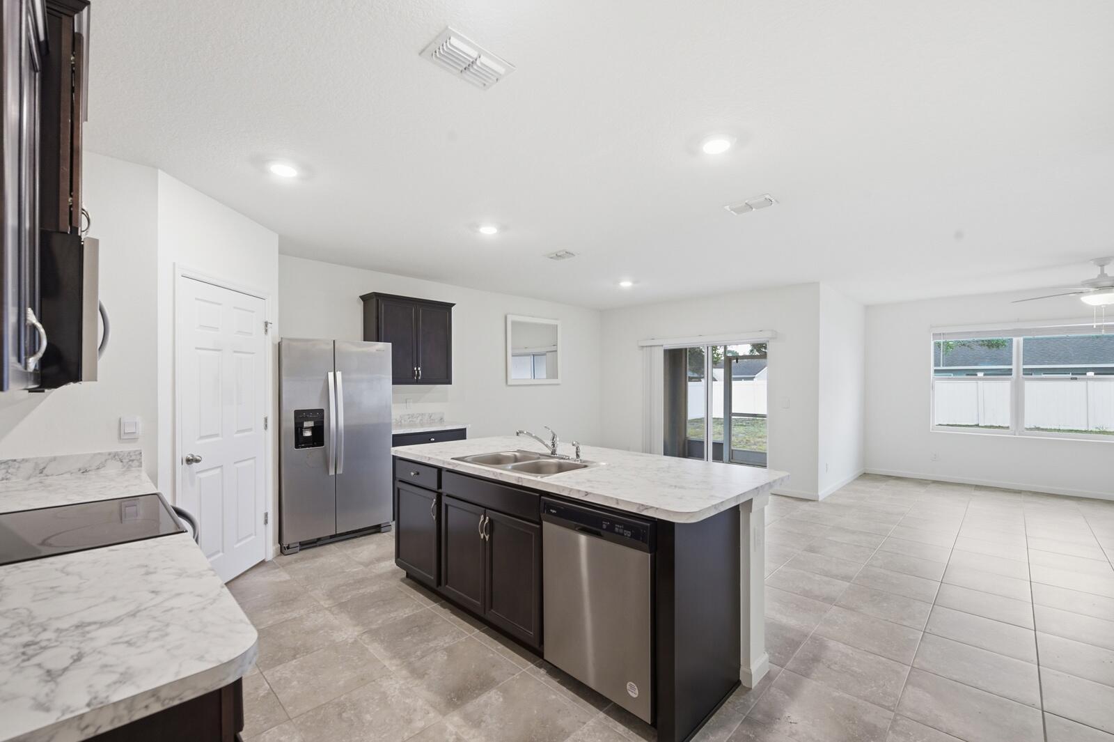 Image 4: Kitchen