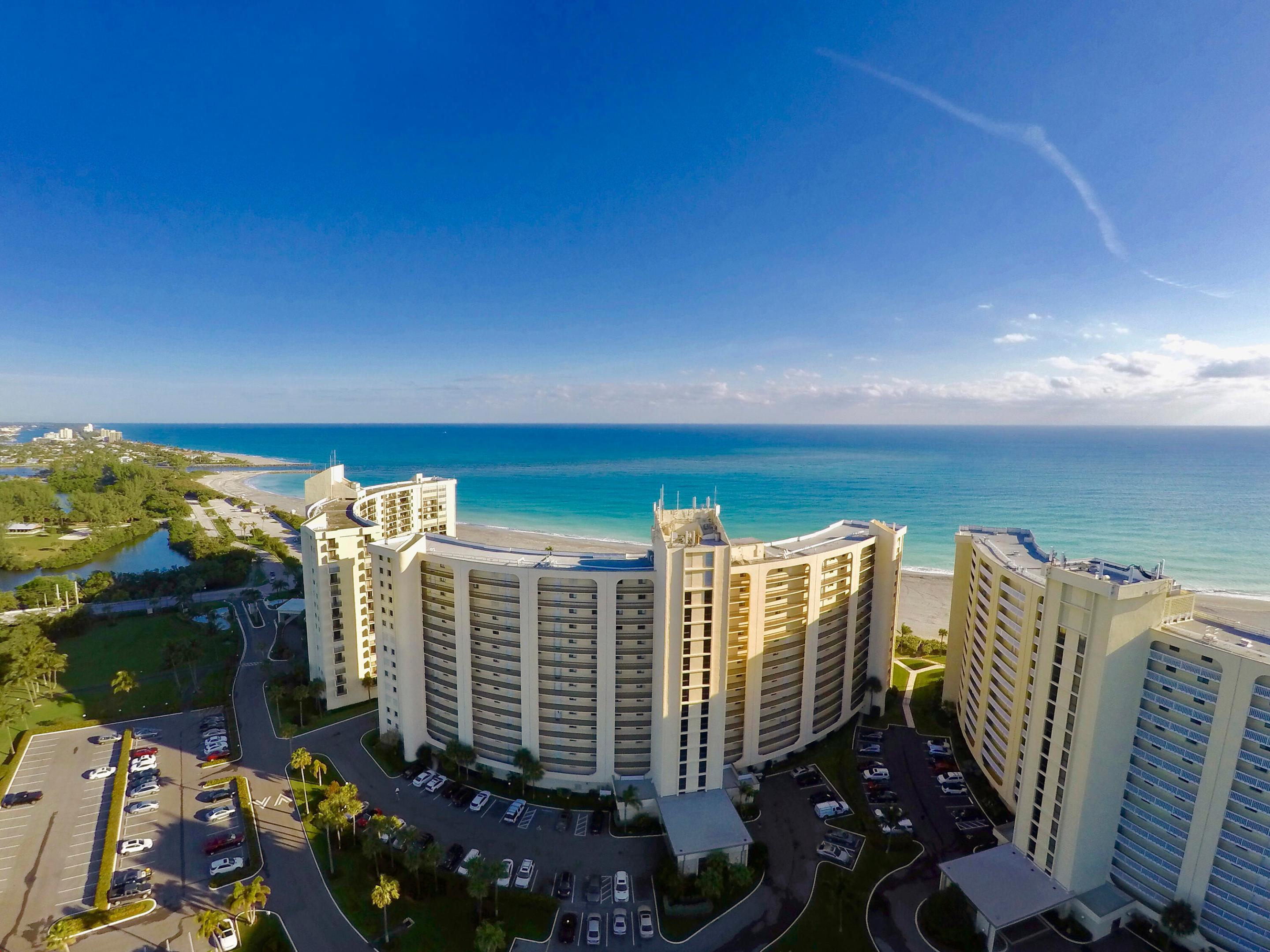 Image 2: Directly on the Beach in Jupiter