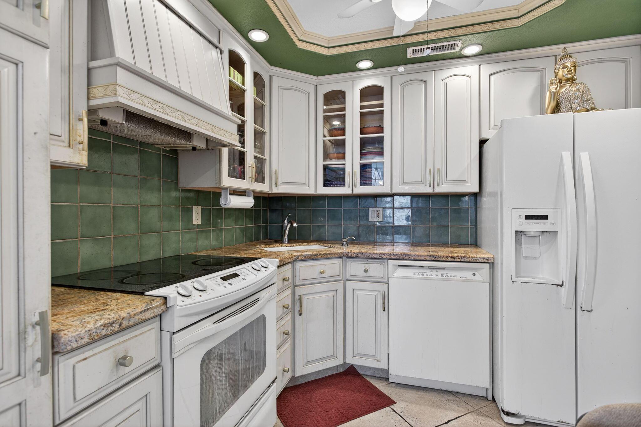Image 3: Kitchen