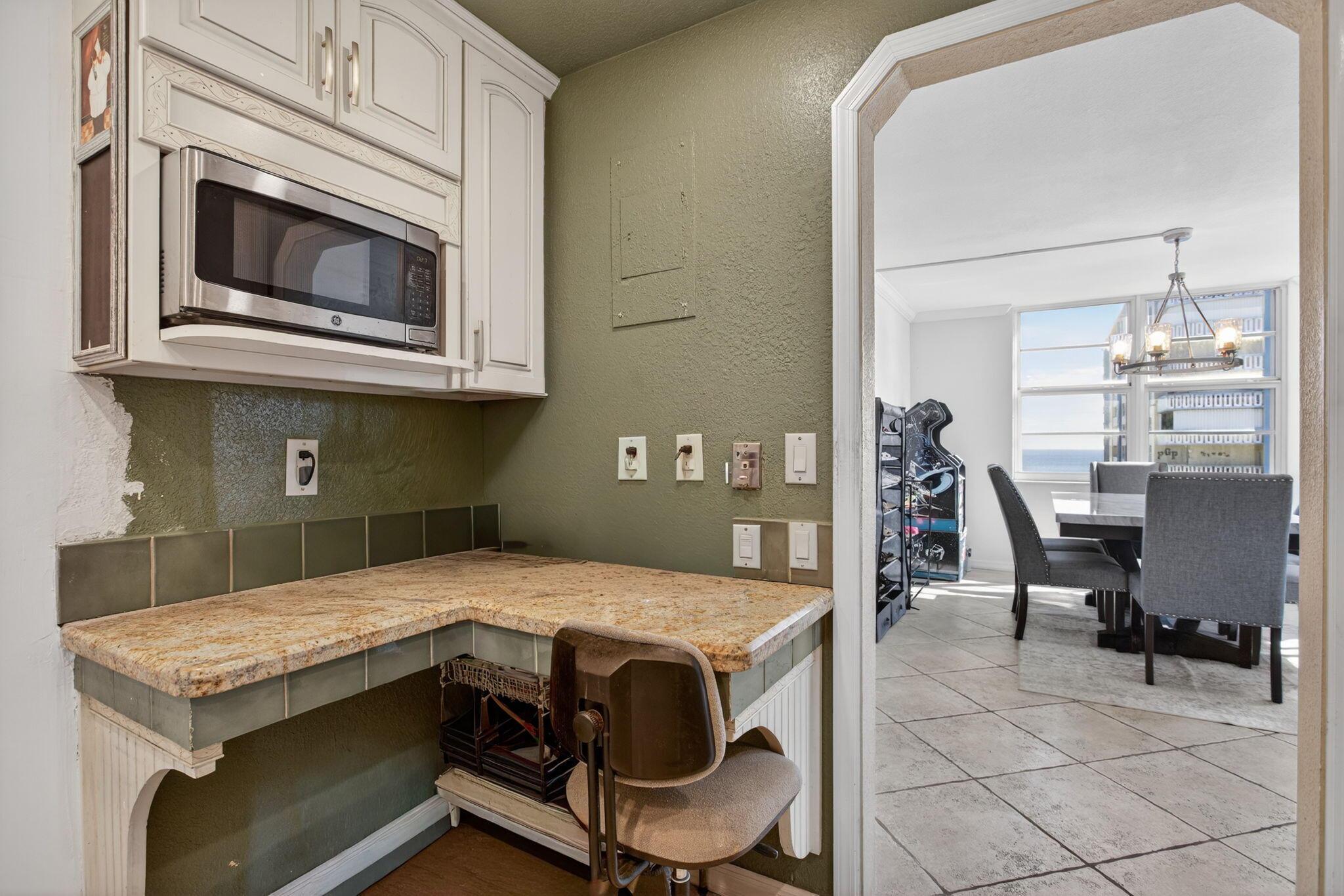 Image 4: Kitchen