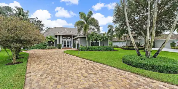 Image 2: 023-18647SELakesideWay-Tequesta-FL-33469