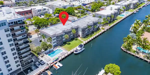 Image 4: COASTAL LIVING AT ITS BEST FOR BEACH & BOAT LOVERS