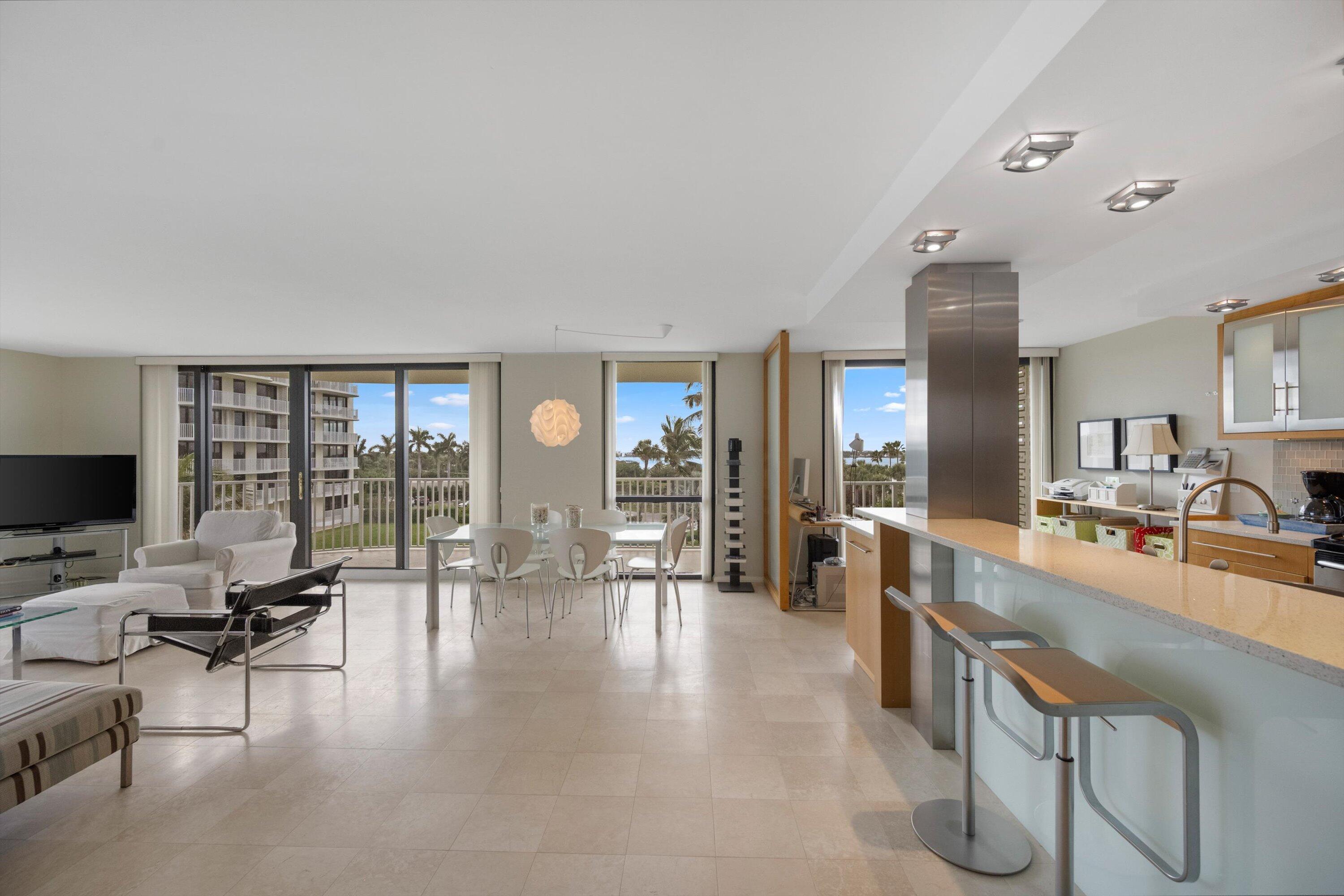 Image 2: Kitchen/Living Room