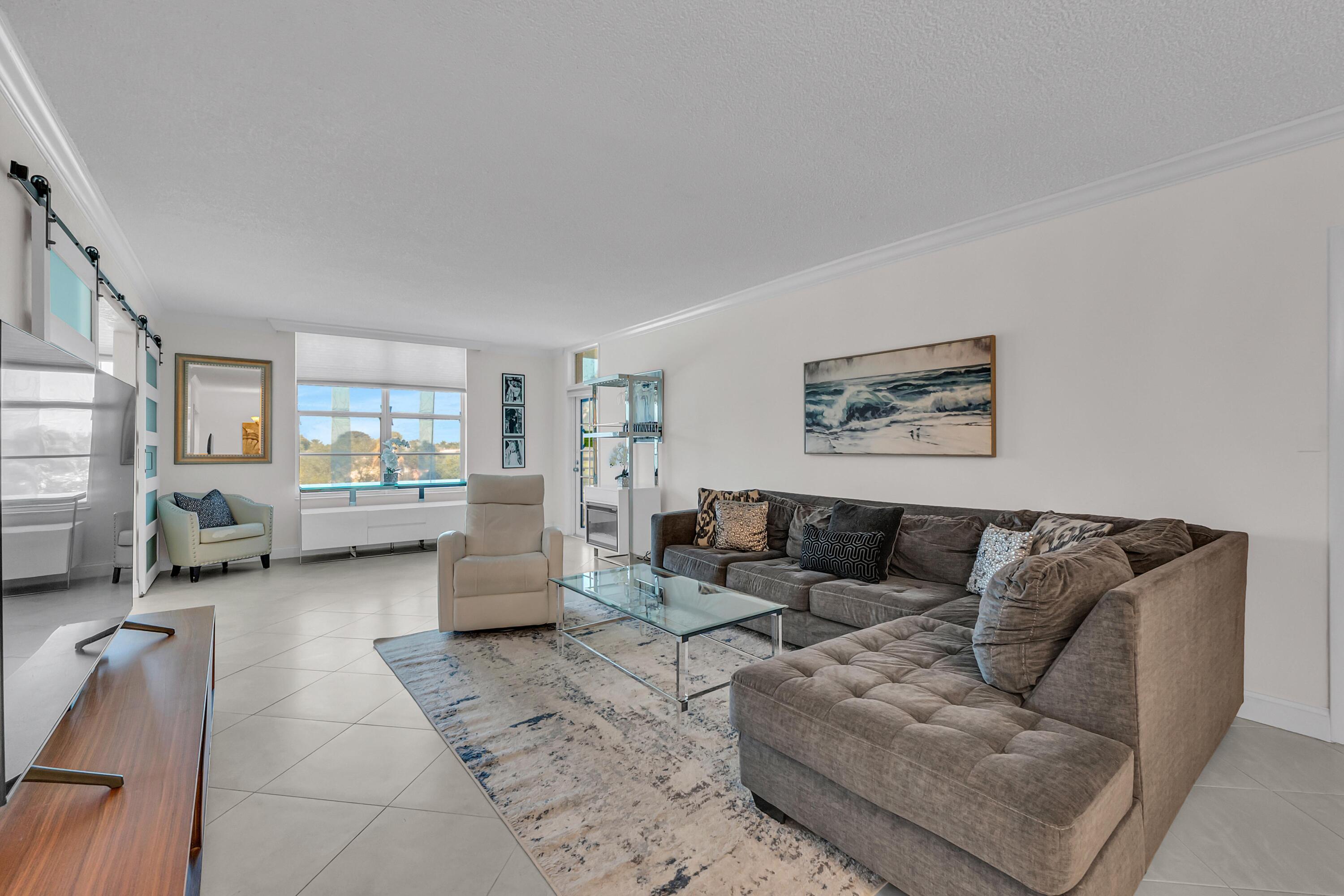 Image 2: Light and bright with 9 ft ceilings