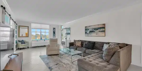 Image 2: Light and bright with 9 ft ceilings