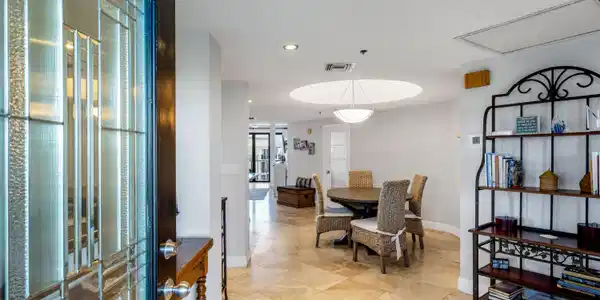 Image 3: FOYER