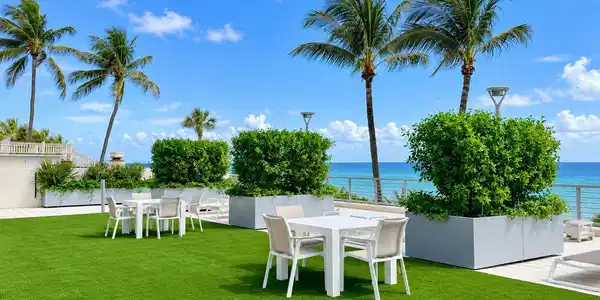 Image 4: Outdoor sitting area