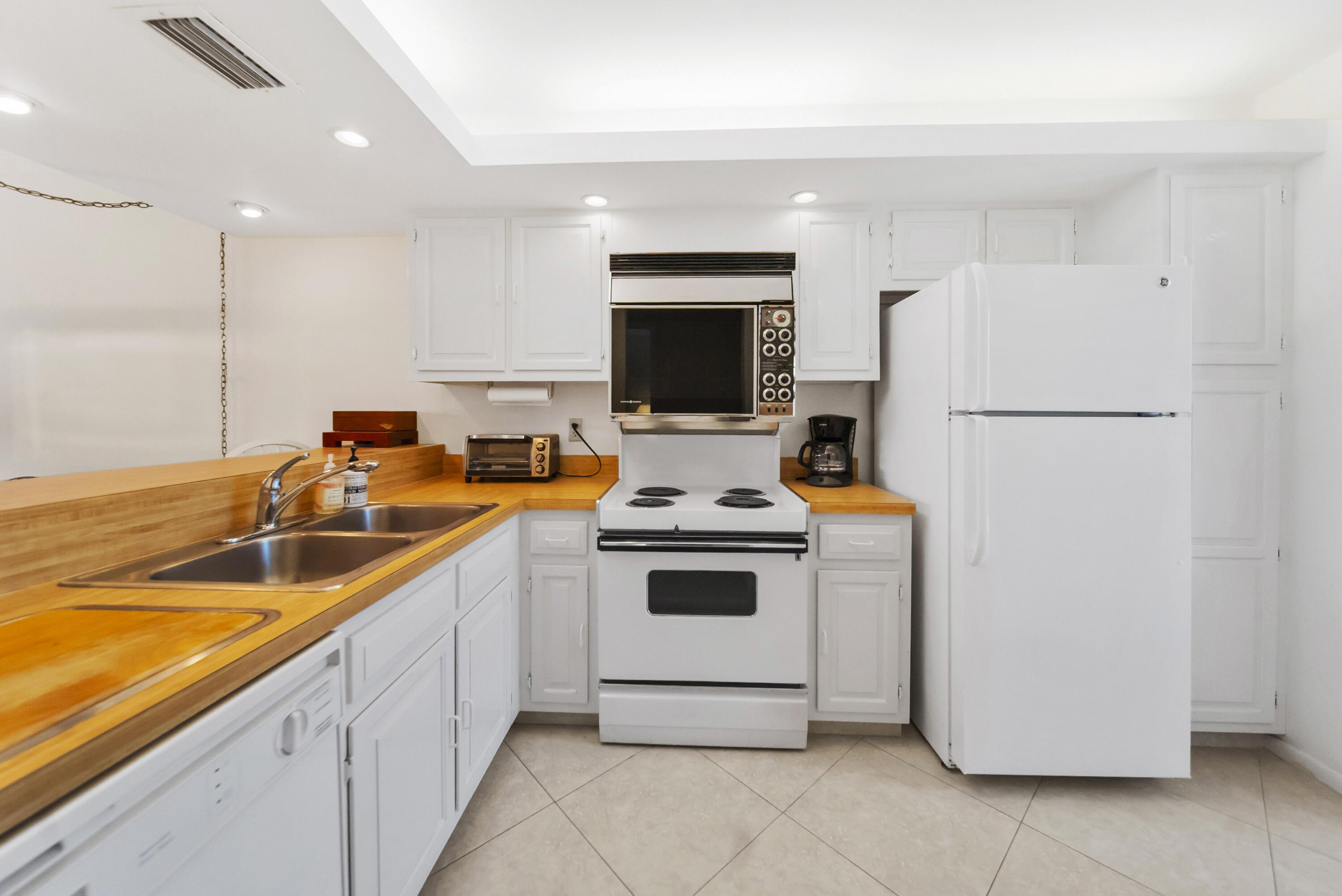 Image 3: Kitchen