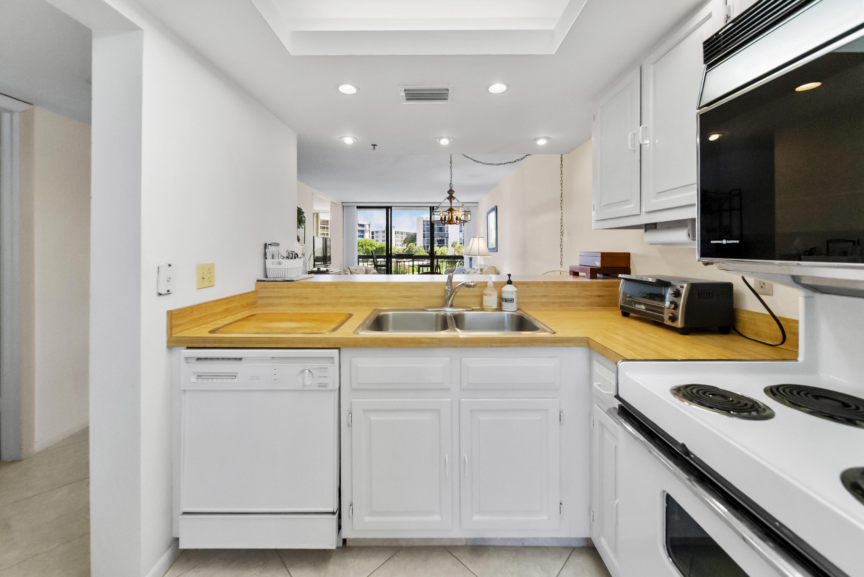 Image 4: Kitchen 2