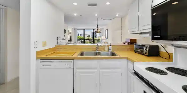 Image 4: Kitchen 2