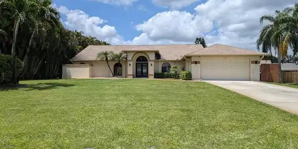 2282 NE Marlberry Ln