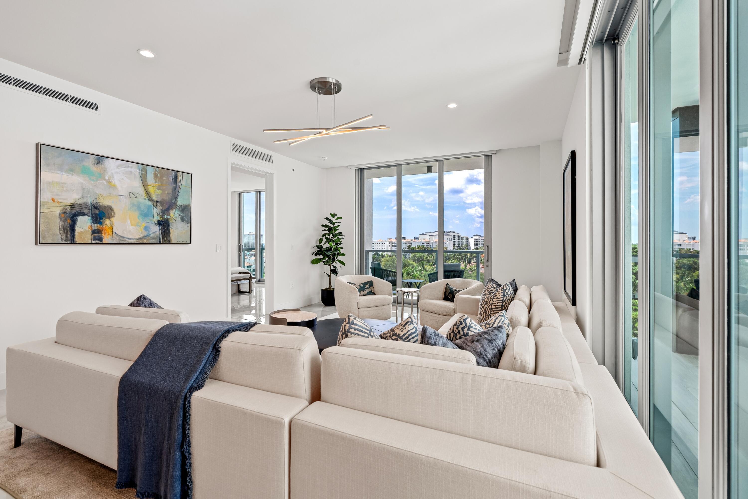 Image 3: LIVING ROOM