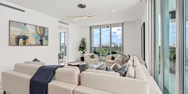 Image 3: LIVING ROOM