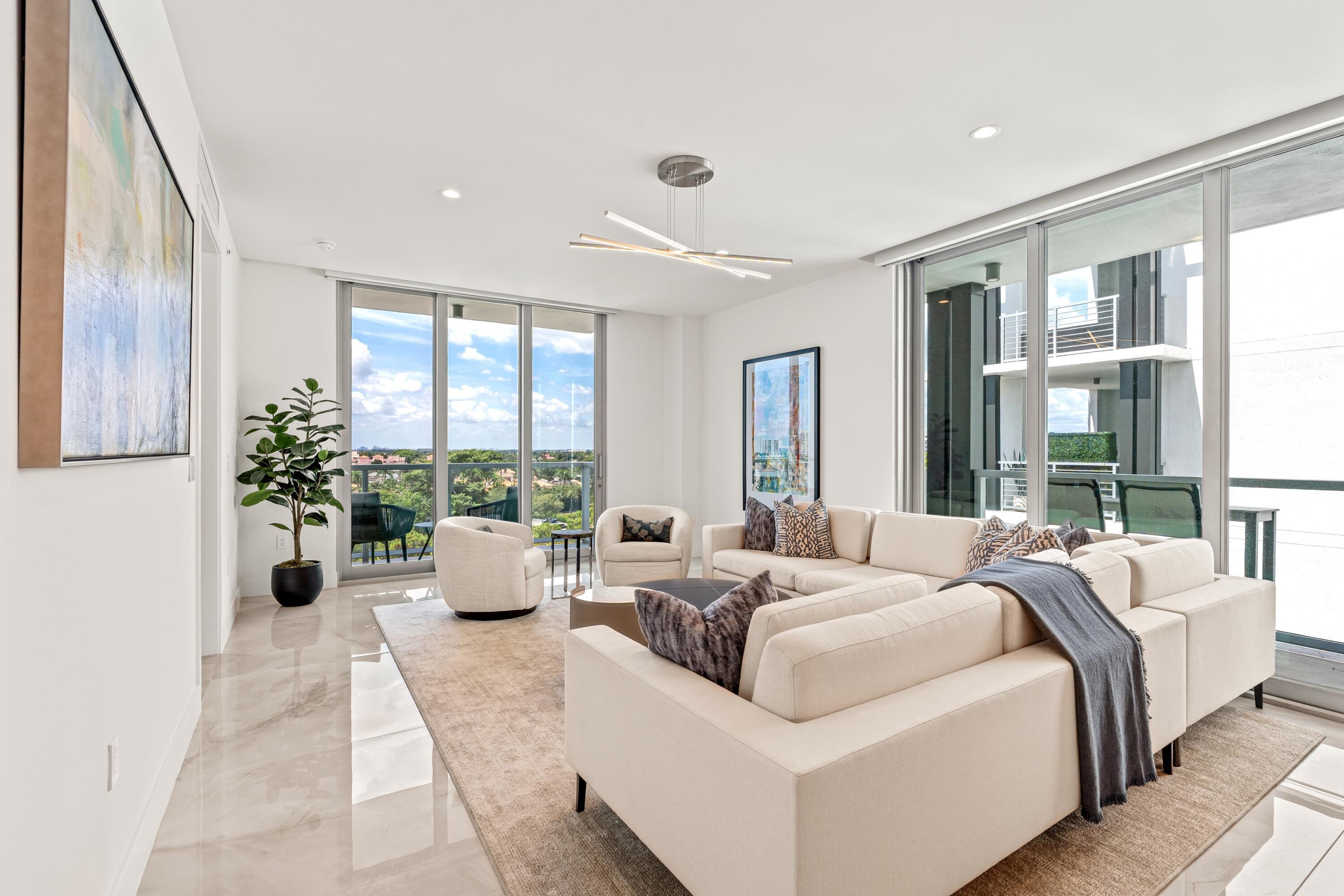 Image 4: LIVING ROOM