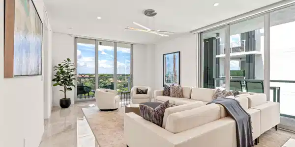 Image 4: LIVING ROOM