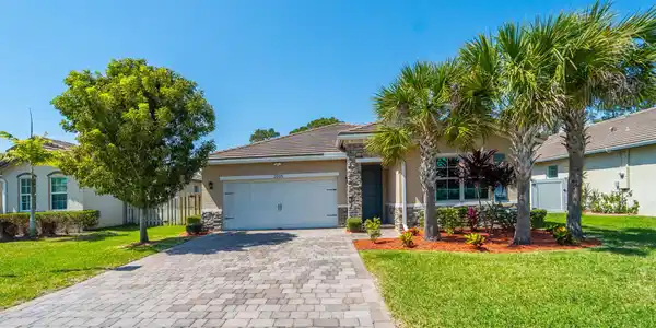 2305 SW Strawberry Terrace