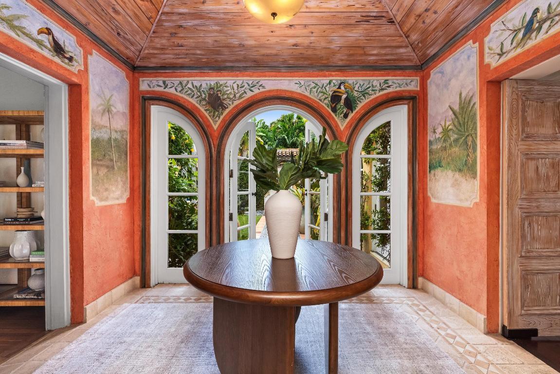 Image 3: Foyer