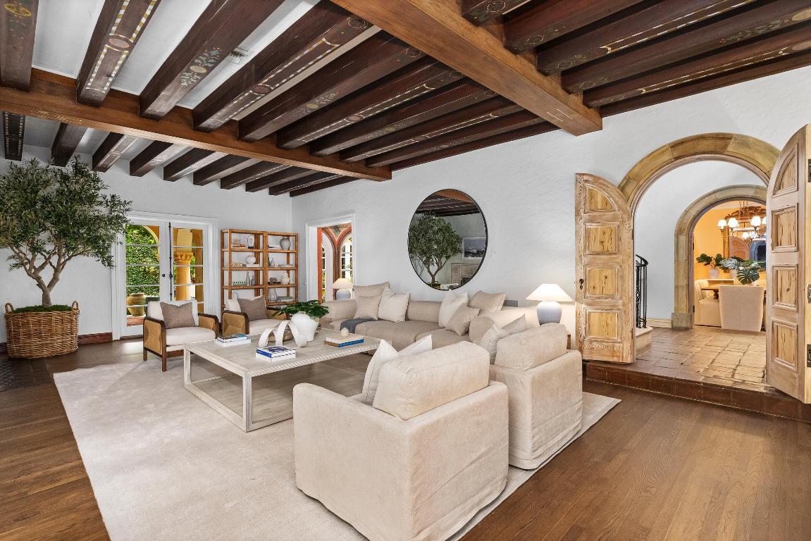 Image 4: Living Room