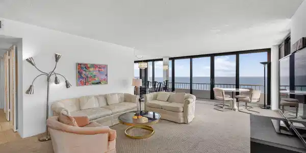 Image 4: Living Room