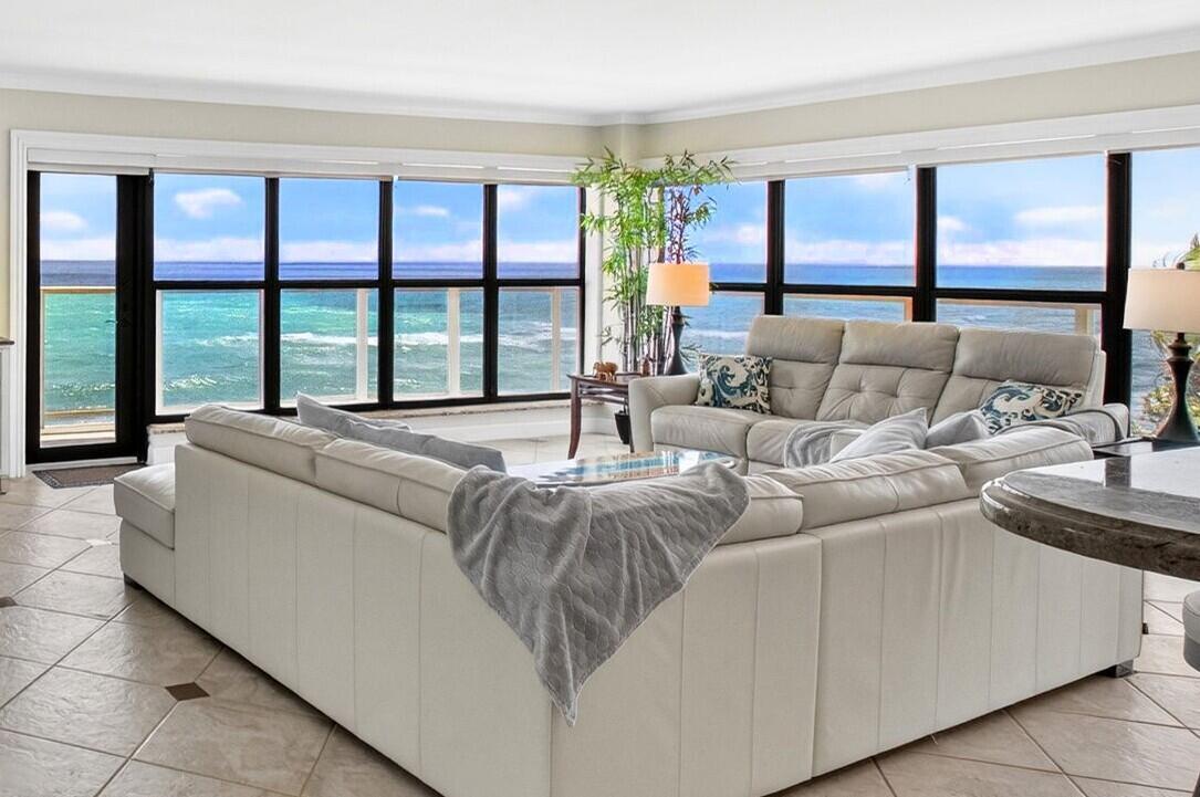 Image 2: 02 Spacious Living Room with Direct Ocea