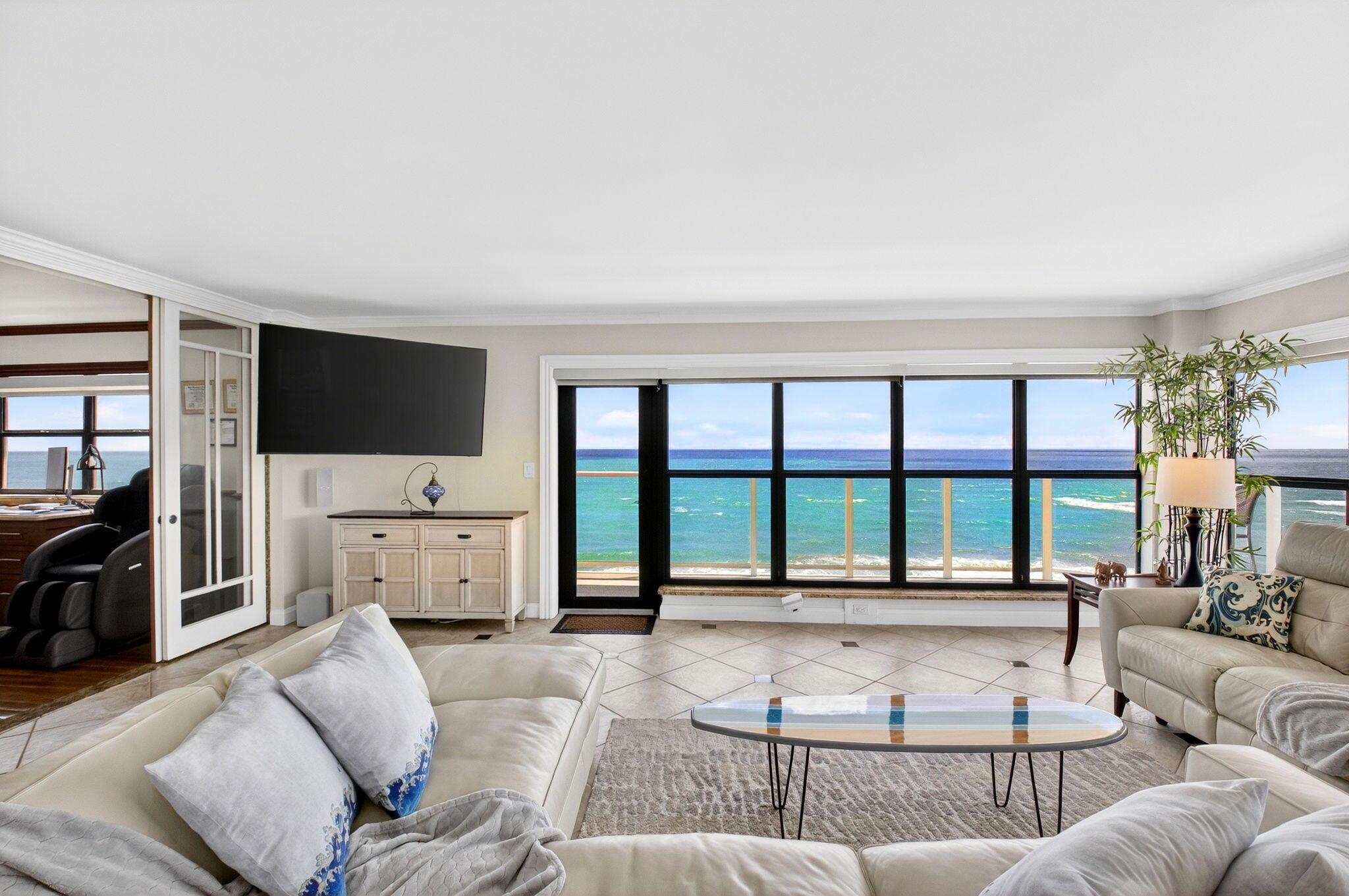 Image 4: 04 Spacious Living Room with Direct Ocea