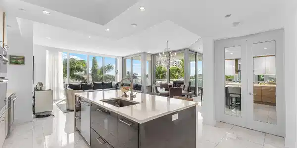 Image 4: Bright & Open Kitchen