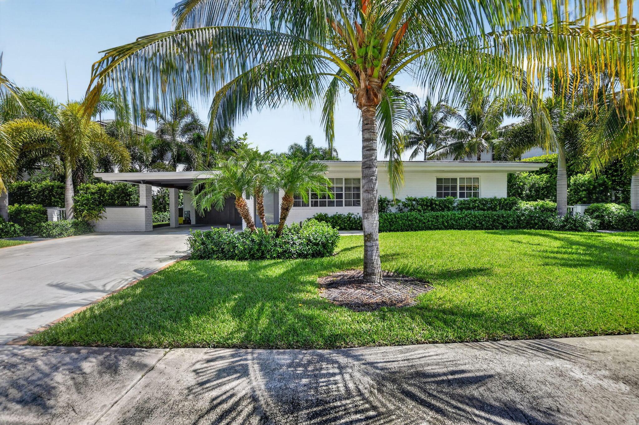 Image 1: WELCOME HOME to your new East Boca Beautifully upd