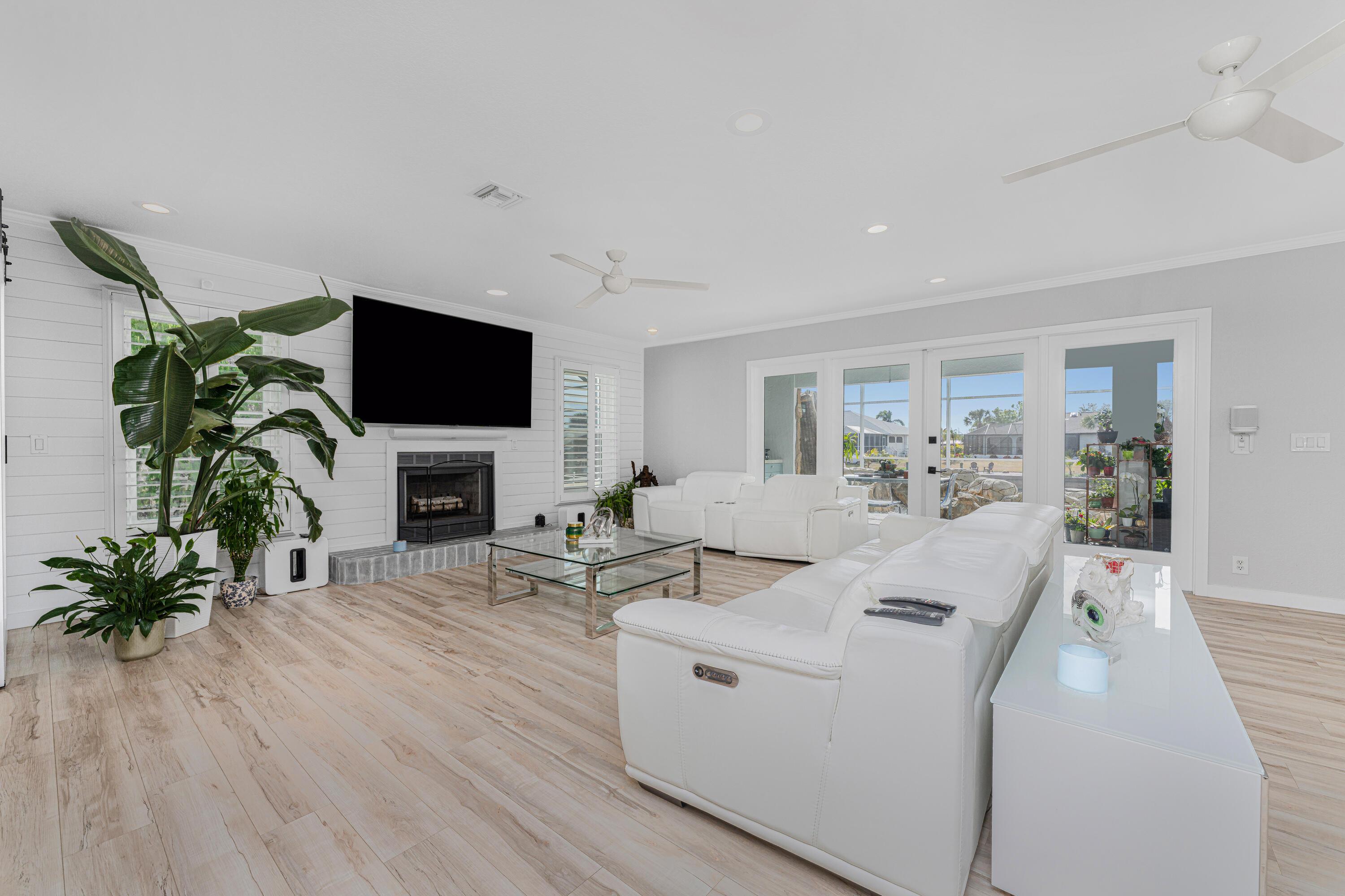 Image 4: Family Room 3