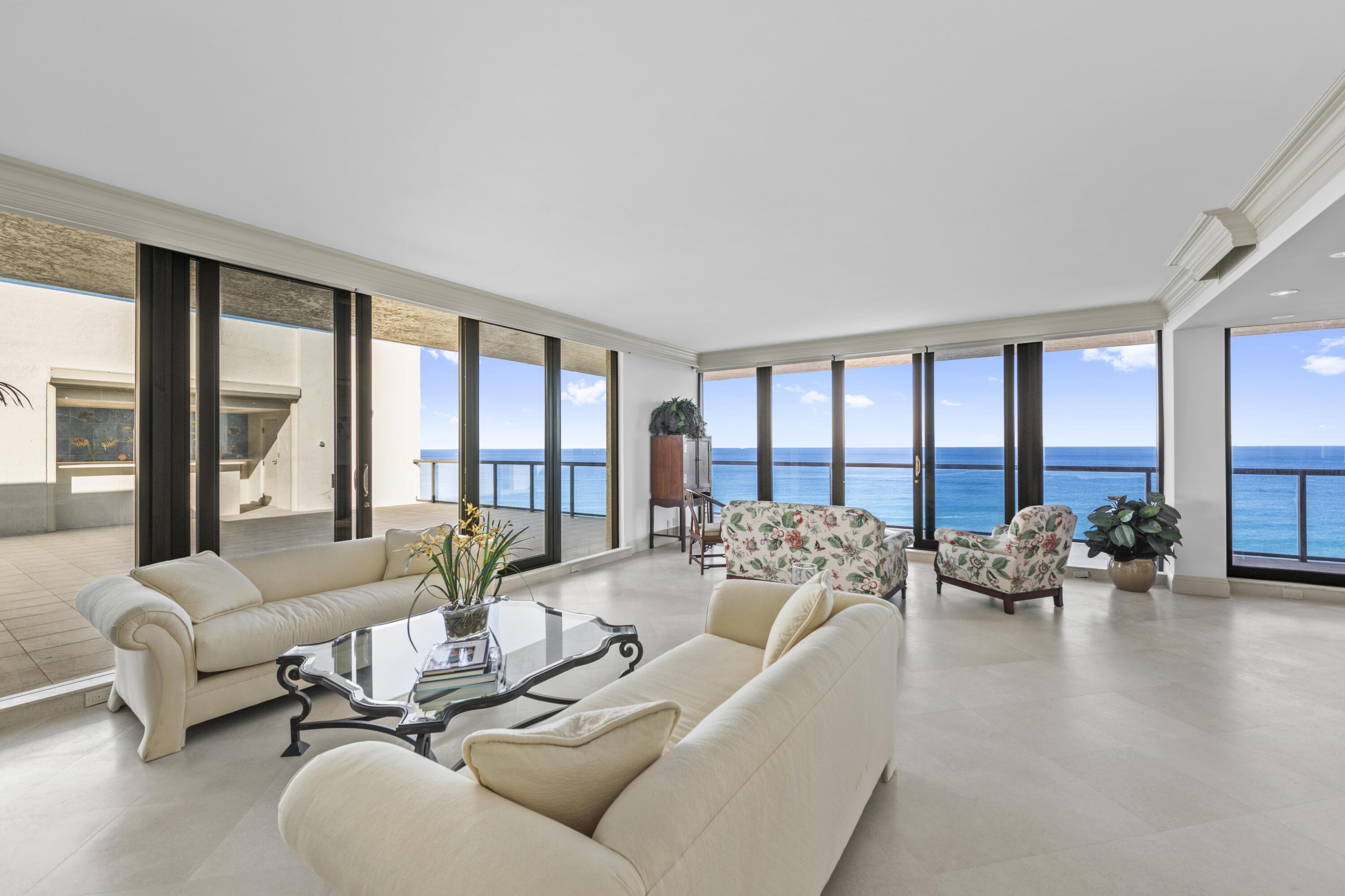 Image 1: Expansive 29 x 25 living room with private expansi