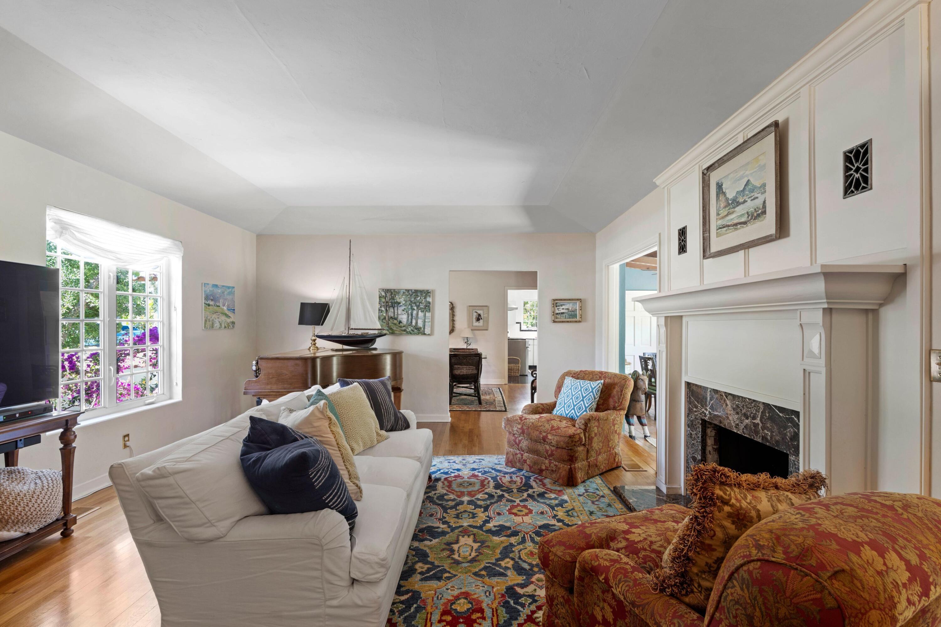 Image 4: Living area entrance