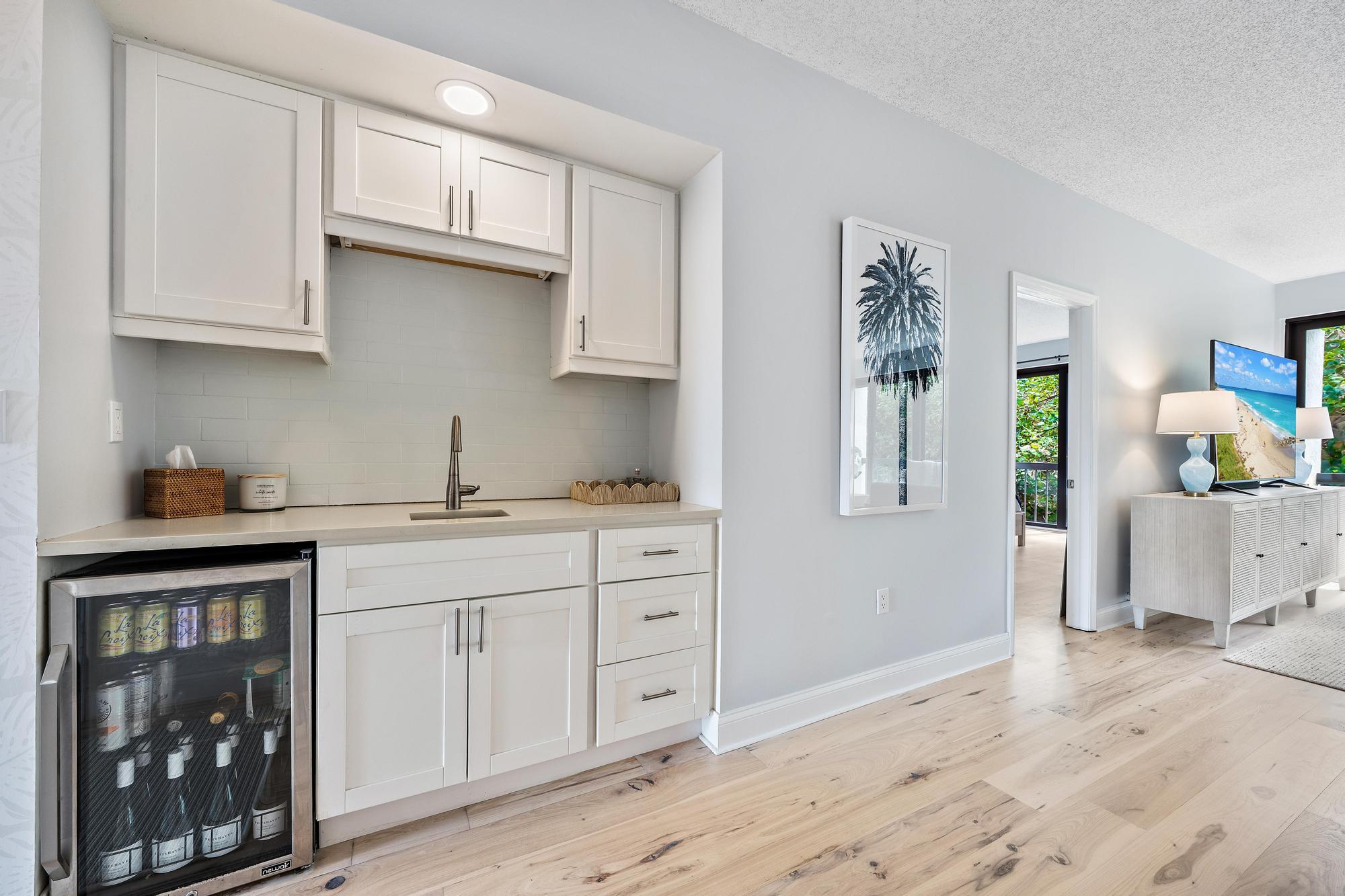 Image 3: Wet bar