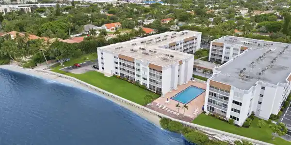 Image 2: 47-web-or-mls-1516_S_Lakeside_Dr_Unit_40