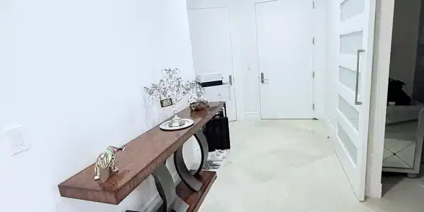 Image 4: Entrance hallway- Den to the right