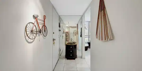 Image 4: interior hallway