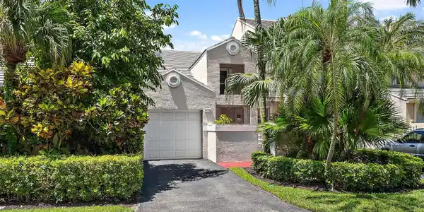 Image 2: Main entrance - manicured - private - One car gara