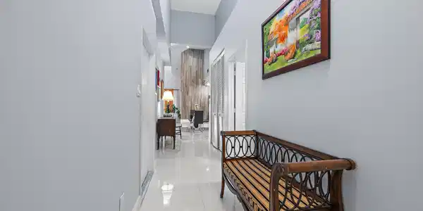 Image 3: Hallway_227 N Lakeshore Dr-6