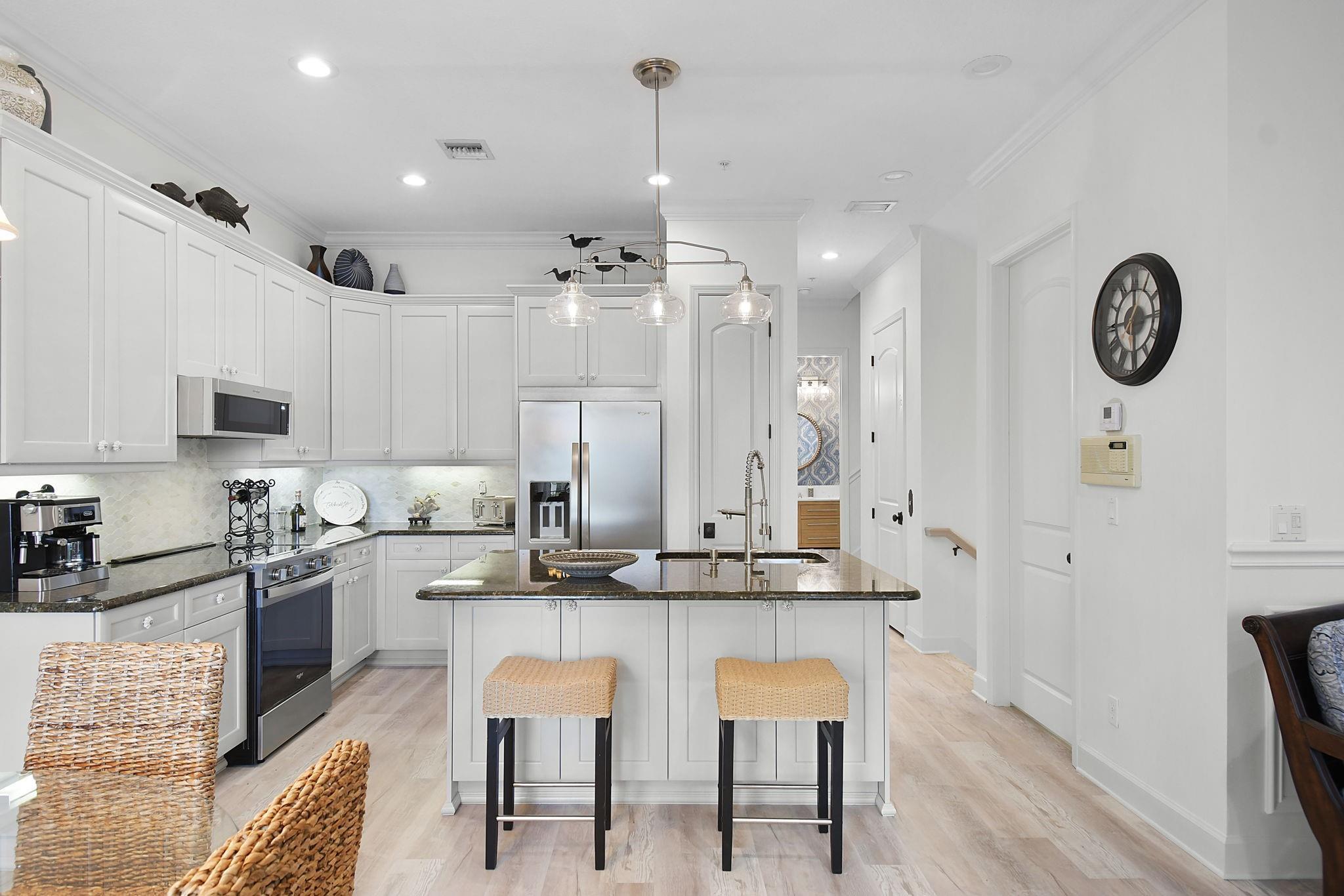 Image 4: OPEN kitchen to Living room and Dining room